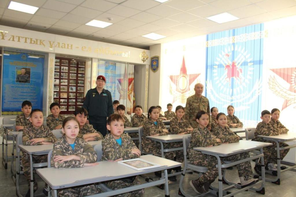 Оқушылар Ұлттық ұлан батырымен кездесті